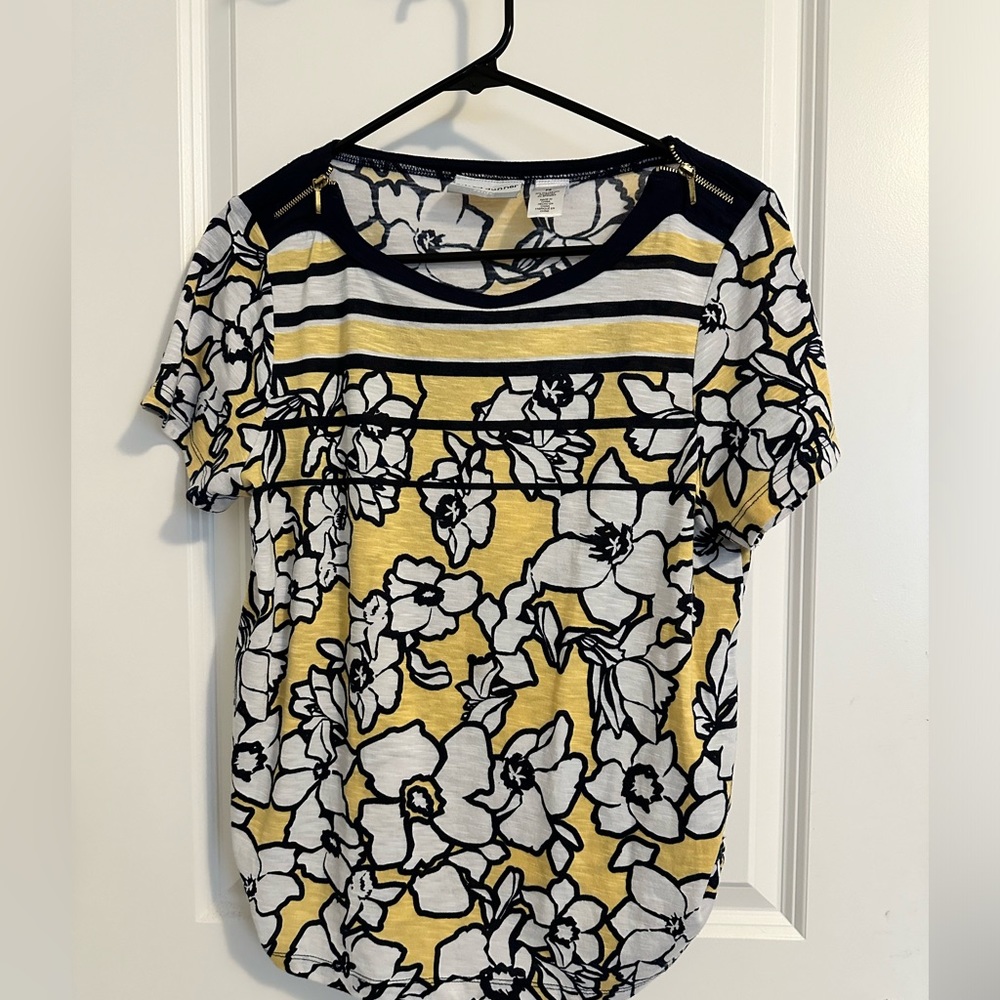 Casual top with shoulder zip